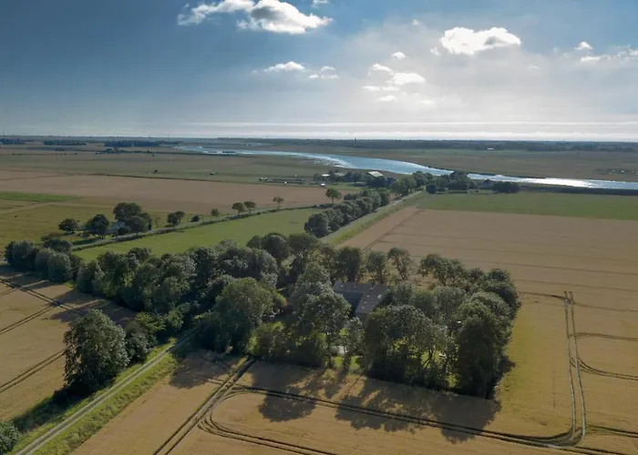 Liebevoll Hinterm Deich 3*